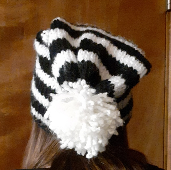Lightweight knit slouchy beanie - Picture 3 of 7